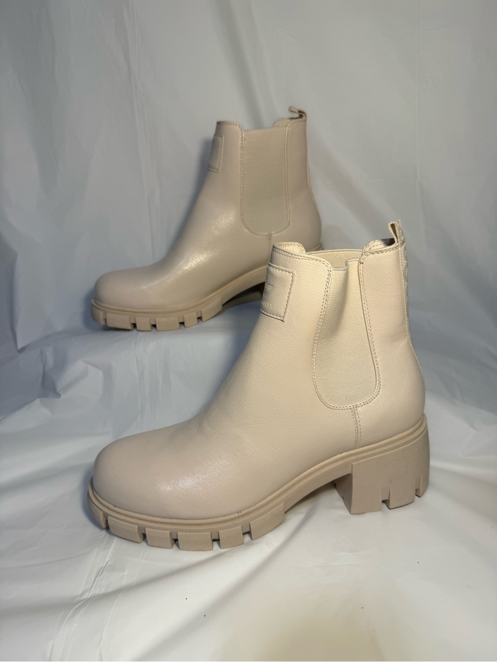GBG Los Angeles Gazara Platform Chunky Chelsea Boot Cream/Beige Womens Size 8.5M